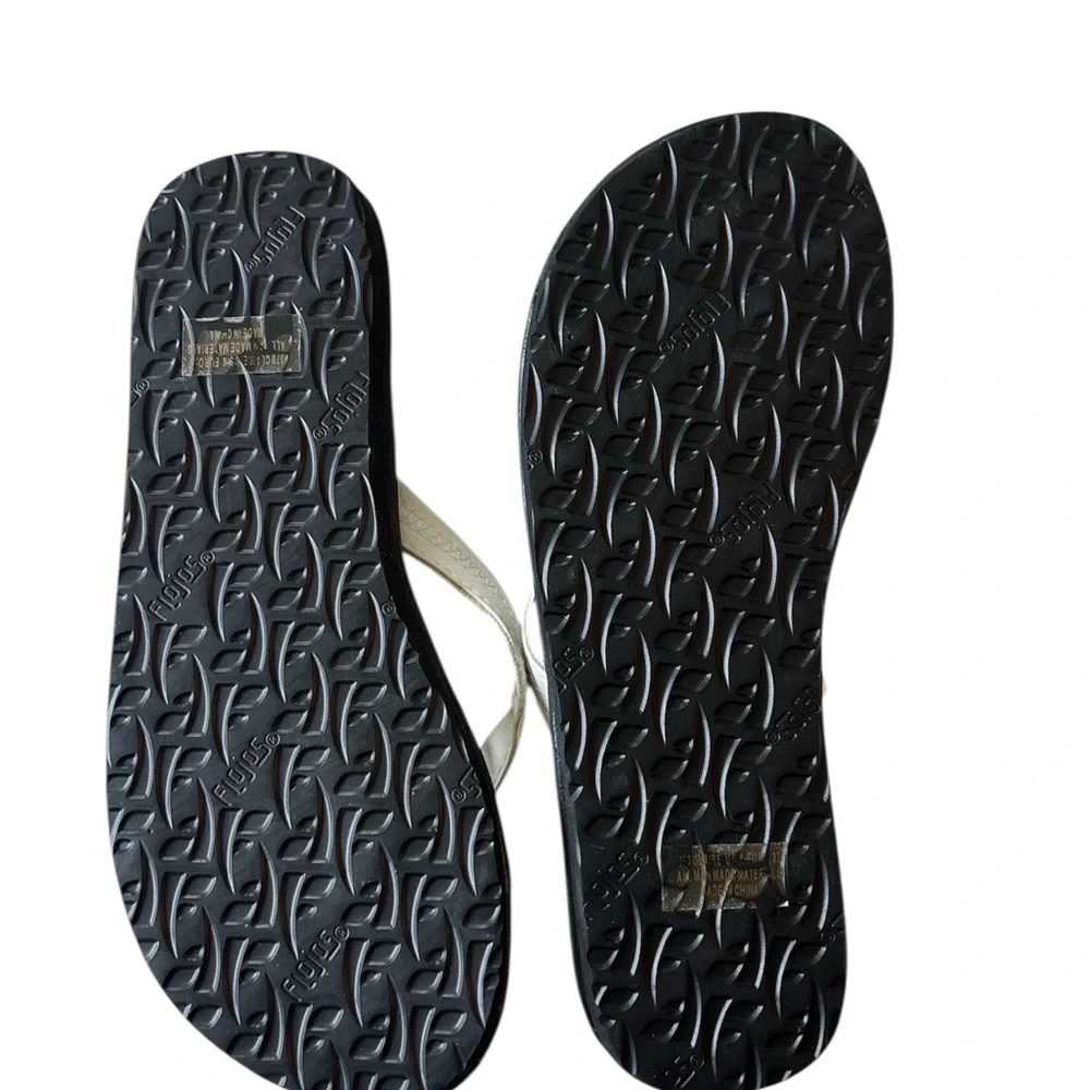 🌞NWOT Flojos Classic Black and White Sandals